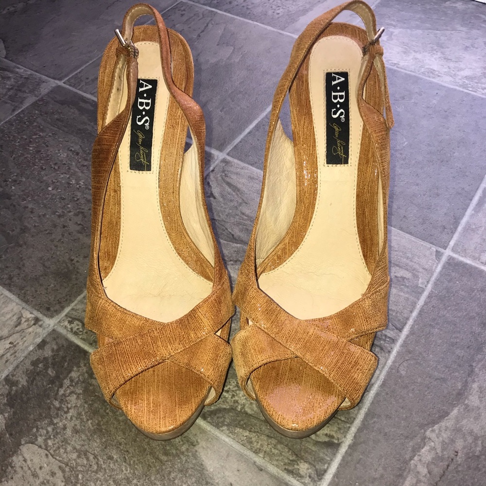 ✨ABS Allen Schwartz Suede Platform Heels✨